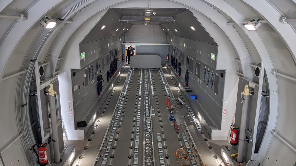 BaainBw's tweet photo. #Beschaffung erfolgreich abgeschlossen: 
Das #BAAINBw hat den 2. #A400M-Laderaum-Simulator kürzlich an das #LTG62 in Wunstorf zum Üben der Beladeprozesse übergeben➡️für eine realitätsnahe #Ausbildung. 
So steht @Team_Luftwaffe das Original✈️ weiter für Einsätze zur Verfügung. https://t.co/69Cex4sIzi