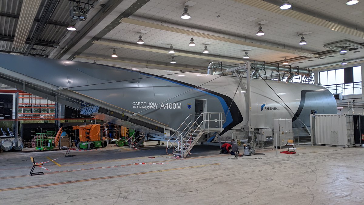 BaainBw's tweet photo. #Beschaffung erfolgreich abgeschlossen: 
Das #BAAINBw hat den 2. #A400M-Laderaum-Simulator kürzlich an das #LTG62 in Wunstorf zum Üben der Beladeprozesse übergeben➡️für eine realitätsnahe #Ausbildung. 
So steht @Team_Luftwaffe das Original✈️ weiter für Einsätze zur Verfügung. https://t.co/69Cex4sIzi