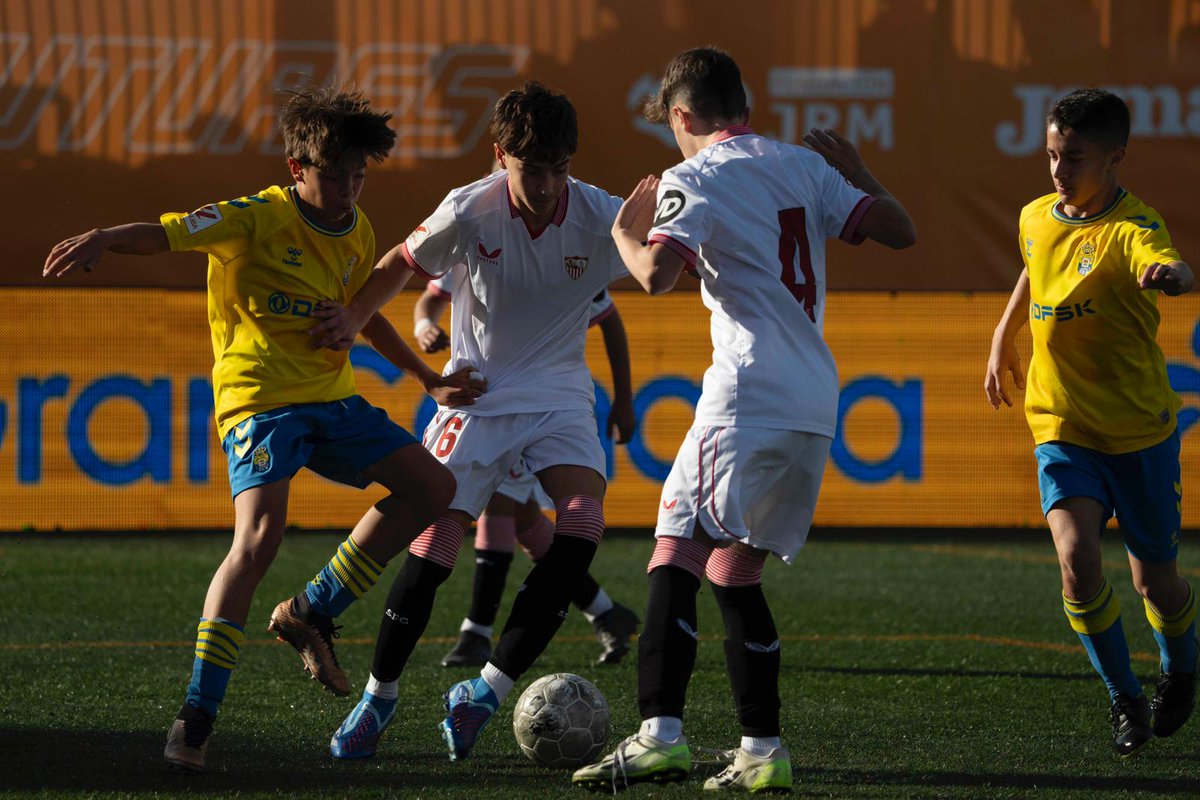 CanteraSFC's tweet image. 🏆 El #SevillaFCInfB se despide de #LALIGAFCFUTURES por el golaverage tras sumar cuatro puntos en la fase de grupos. 

Más info ➡️ sevillafc.es/actualidad/not…

#CanteraSevillaFC