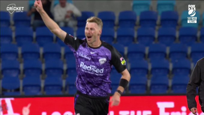  Riley Meredith has 2️⃣ wickets in the opening over of the chase. 📹 Credits: Twitter/BBL