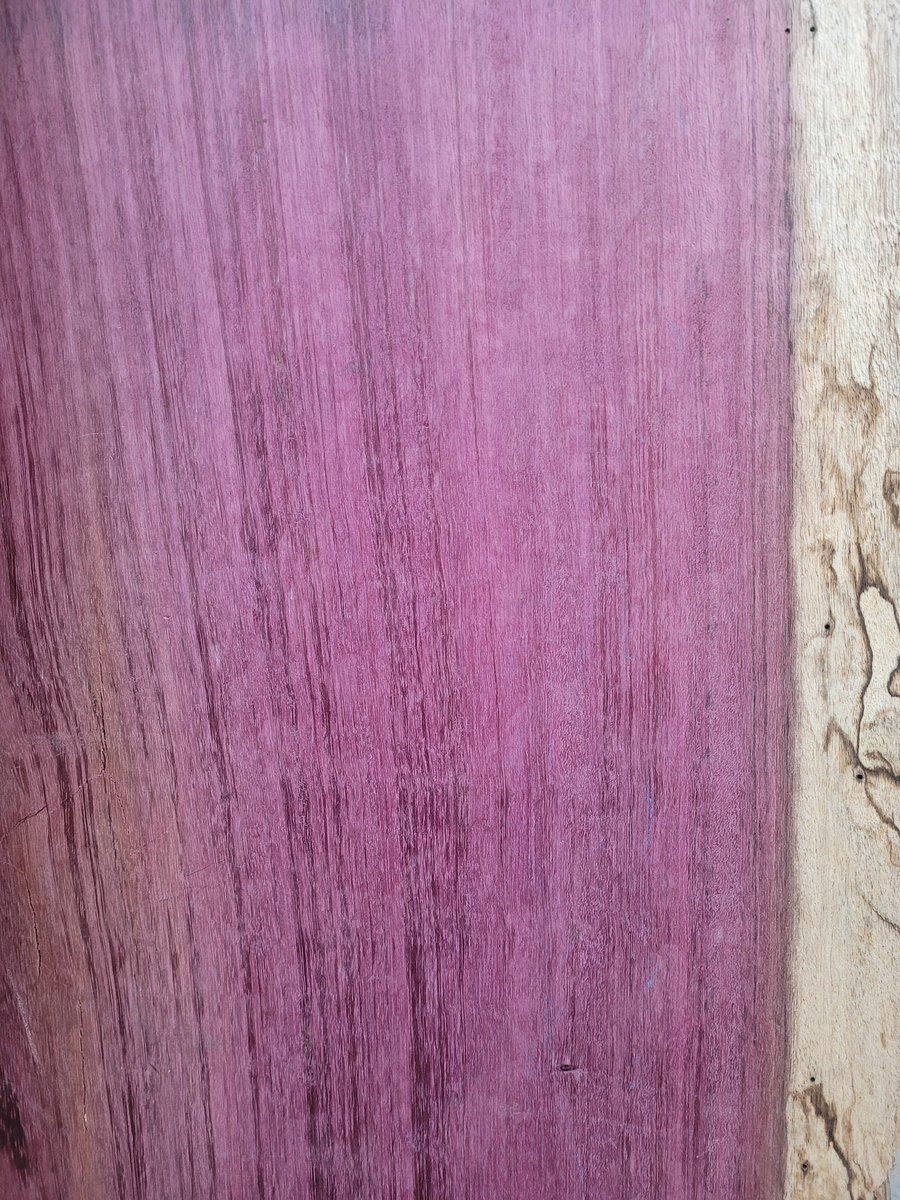 오늘은 새로운 나무를 들여왔습니다!
원래는 흑단을 사러갔었는데 웬지나무의 무늬와 퍼플하트가 너무 이뻐서 홀렸네요! 왼쪽부터 웬지나무, 야자나무, 퍼플하트 입니다. 제작 문의주세요!
(웬지로는 케인을 한 번 도전해보려고 해요....원하는 대로 안나올 수 있겠지만 열심히!)