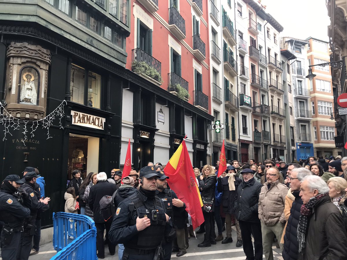 El txupinazo en la plaza, el Pobre de mí en el final de la calle nueva