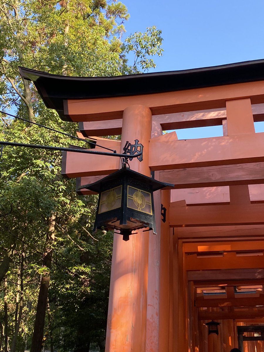 #見た人もなにか無言で鳥居をあげる