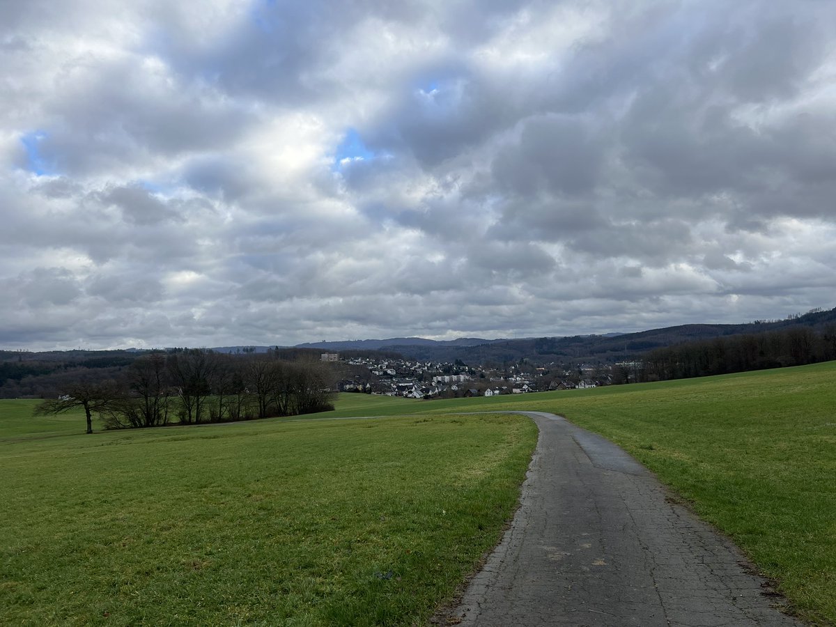 dimensionToGo's tweet photo. Hallooo wach 185 ⛅️ - positiv denken, Freude schenken 💓 - Auf, auf! Ein Lächeln 😀 blitzt nicht von alleine! 👆 https://t.co/FMNuT9m9nZ