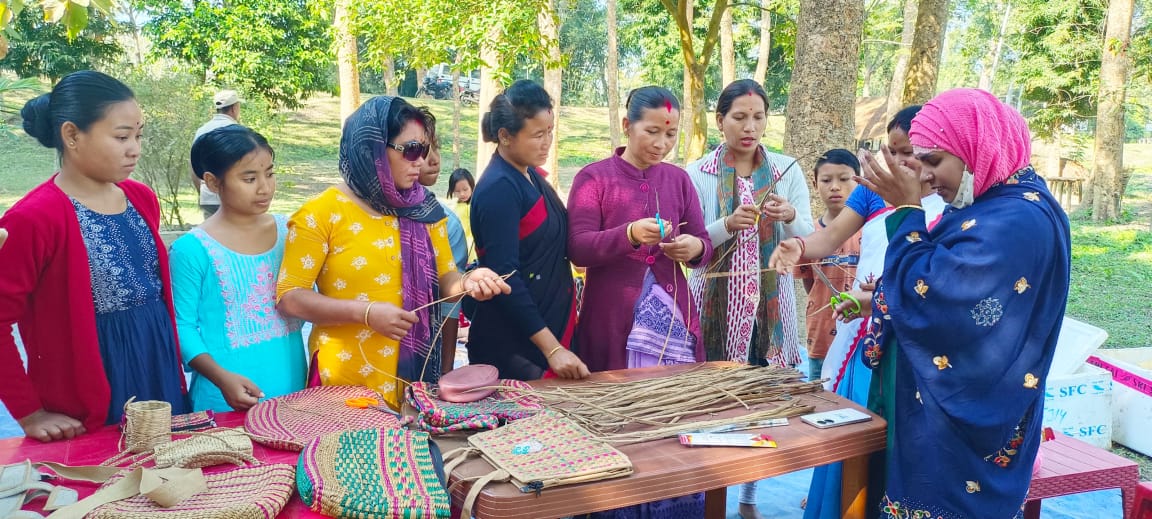 aaranyak's tweet photo. 🦋Empowering communities📷 Community women from Borunguri-Bongaon, fringes of Laokhowa-Burhachapori Wildlife Sanctuary of #KazirangaTigerReserve are undergoing a 5-day training on water hyacinth crafts for #LivelihoodDevelopment with 25 participants in attendance. #conservation https://t.co/VOlRxqH7XU