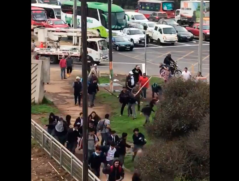 difamadores's tweet photo. ¿Saben pescar, cierto? Pescadores de Caleta Portales protestan por no pago de un bono. 
Ternuras! 
Se pueden ir a la CTM con su petición de apoyo en las RRSS. 
Nunca, vamos a olvidar como apalearon a los estudiantes en 2020. https://t.co/1o593JLAeu