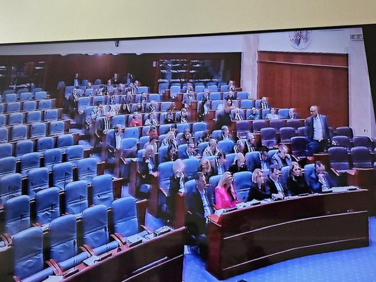 Овие лудаци, вчера гласаа за нов закон за игри за среќа со, пази сега ЕВРОПСКО ЗНАМЕНЦЕ!
-Директно 10000 луѓе губат работа(99% Македонци), 
а индиректно се засегнати 35000 луѓе.
48 од ДУИ-СДС-ЛДП-ДОМ а Алијанса им правеше кворум
Се за новите фирми за игри на среќа од Артан Груби!