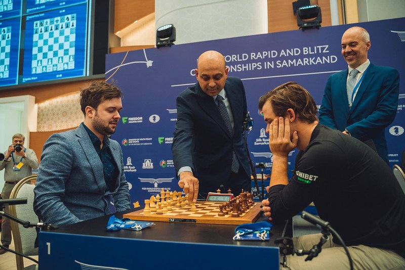 "Akkurat den starten jeg trengte" sier Magnus Carlsen etter seier i dagens første parti og 8/10 og sololedelse i siste hurtigsjakkdag. Benjamin Haldorsen står med 4/10, Elham Amar, Aryan Tari og Johan-Sebastian Christiansen står med 5/10 🇳🇴
📷 Anastasia Korolkova