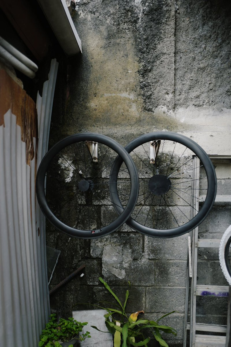 1888andalie's tweet photo. CSC Carbon Wheelset 50mm rim brake, hub novatec 11s shimano, great condition 9/10. Gapake ban, komplit QR, tutup hub &amp; spokes cadangan. 

Lempeng, no gelombang, brakeline aman.

4.500K (negoin)

wawancara DM aja.

Tengkyu!

#frjb #rbjb #fnfjb https://t.co/m08JXgpRKp