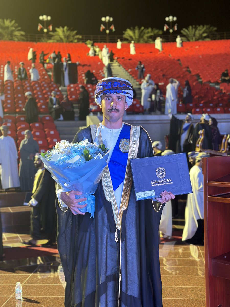 2s0z_'s tweet photo. الحمد لله🎓 🖤. https://t.co/p8gShLpkAV