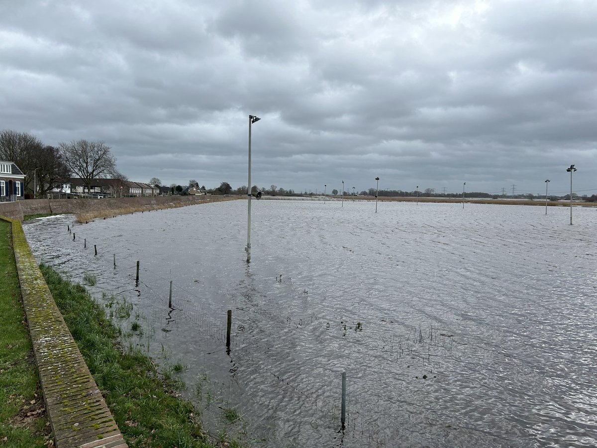 Mpvanderwal's tweet photo. Wow!
De oudste dijk van Nederland bij Hasselt doet het prima, echt tof!
Windkracht 5 inmiddels hier en zo weer op de fiets naar Zwolle
#Hasselt #Zwolle #HoogWater @WDODelta https://t.co/w7bYVgi3XV
