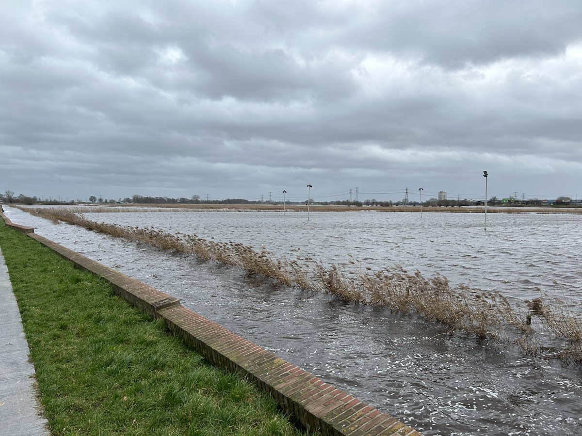 Mpvanderwal's tweet photo. Wow!
De oudste dijk van Nederland bij Hasselt doet het prima, echt tof!
Windkracht 5 inmiddels hier en zo weer op de fiets naar Zwolle
#Hasselt #Zwolle #HoogWater @WDODelta https://t.co/w7bYVgi3XV