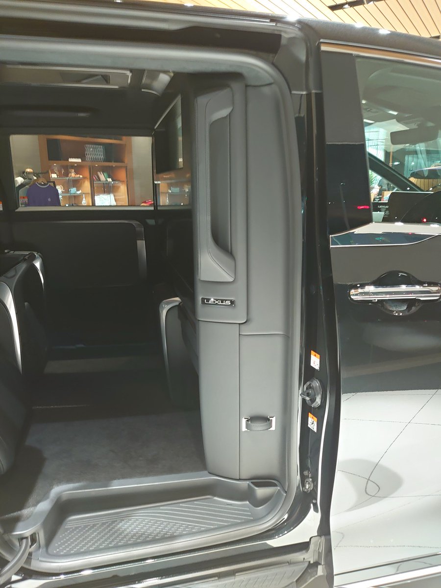 BP5_H42V's tweet photo. ２０００万円。
#Lexus
#LM https://t.co/vXECzQmNkI