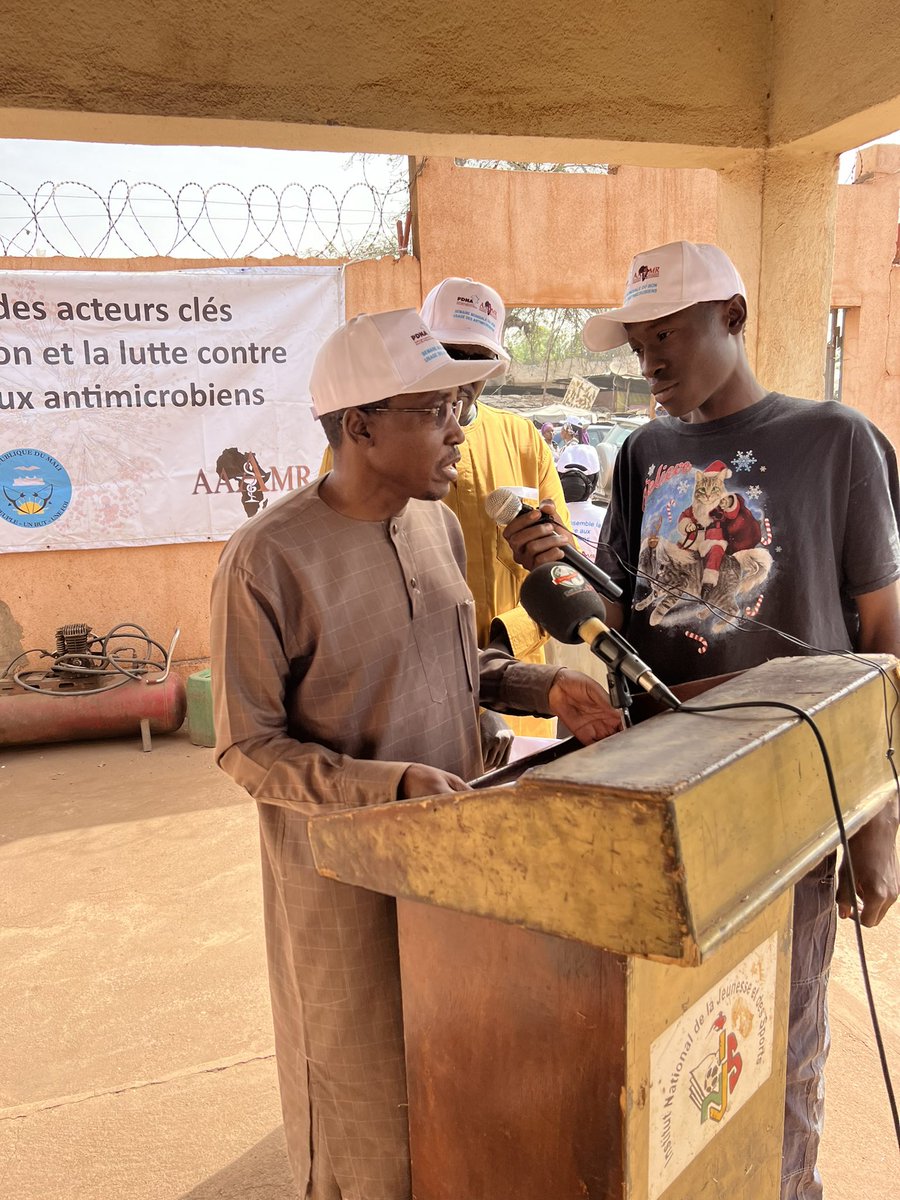 PDNA11's tweet photo. @PDNA11 @AAAMR20 reports back results of AMR and KAP studies to Yirimadio community in Bamako, Mali. High resistance to common antibiotics, people behavior, optimal attitudes were discussed in a festive session @gatesfoundation @DrSimonHarris @SciforAfrica https://t.co/ZKQyKlObv1