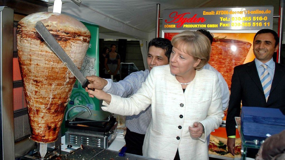 ketaknax's tweet image. bilder von angela merkel wo sie an ein dönerspieß schneidet - ein thread 🧵