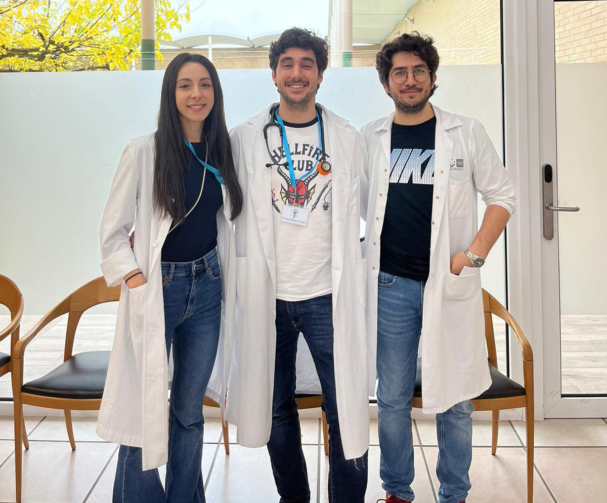 ArreguiClinica's tweet photo. 👩🏻‍⚕️🩺 Clínica Josefina Arregui continúa recibiendo residentes MIR, que gracias a nuestra Unidad Docente, vienen para formarse en #Psicogeriatría

Dos residentes de geriatría del Hospital Cruz Roja de Madrid y otro del Hospital de Guadalajara han sido los últimos en formarse. https://t.co/q9pUtk5Zjb