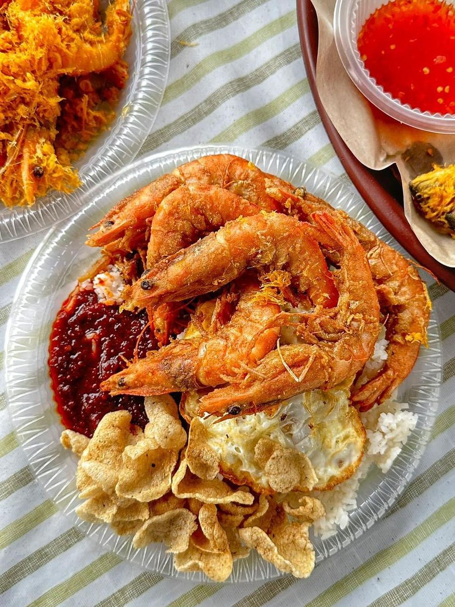 mynewshub's tweet photo. Port ni dekat Tasik Biru, Rawang je tau.

Nasi goreng Udang RM15, Nasi Goreng Sotong RM . Nasi lemak sotong , Nasi Lemak Kukus Udang RM15 . Nasi Lemak Kukus Ayam Gunting RM15

Memangggg Puehhh hatiiii makan! 

Sotong dan Udang Fresh dan panas-panas pulak tu 😍

Harini khamis dan Esok Jumaat Kedai Buka seperti Biasa!

Weekend  30,31 hb 12 - 1-1-2024 Kami akan tutup sementara untuk naik taraf kedai! 

[ Warung Celup Tepung Viral TokBah]
📍 Foodcourt Tasik Biru, Kundang, Rawang
🕓 12.30 Tengah Hari - 10.00 malam (Isnin tutup)
selasa sampai Ahad
🚘 Waze : Tokbah Celup Tepung