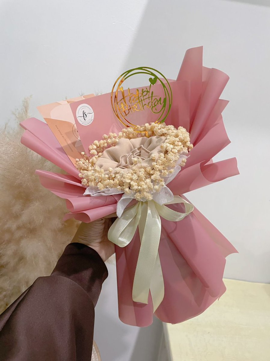 daisyscarve's tweet photo. Rasa macam dah lama tak dapat hadiah. Kalau la tiba2 dapat bouquet macam ni kan best🥹💞 https://t.co/jclZvlN3Y4