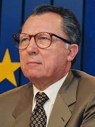 Europhobe's tweet photo. Au moment où les journalistes sanctifient Jacques Delors, il est bon de rappeler ce que disait Philippe Séguin en 1992 sur Maastricht. Le drame des souverainistes, c'est d'avoir eu raison trop tôt... https://t.co/qU7Snz93uG
