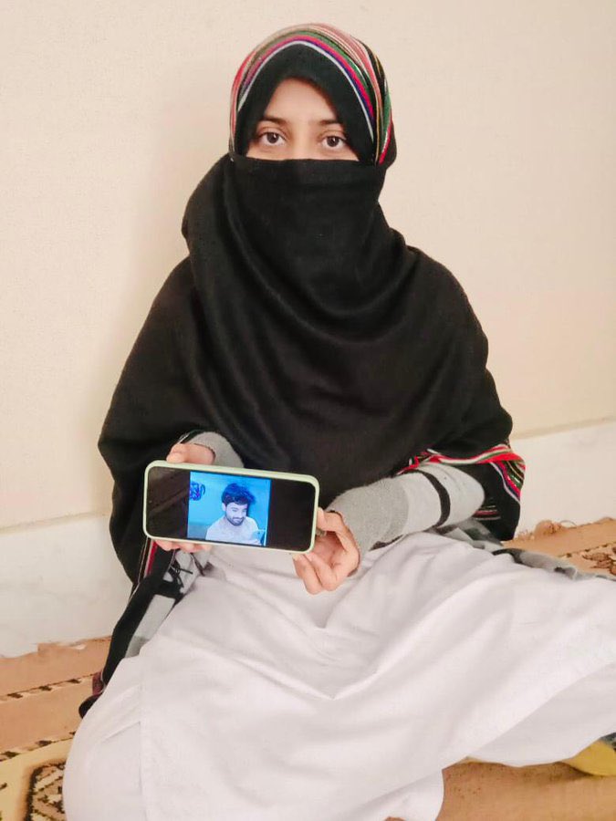 ShafiqAhmadAdv3's tweet photo. پاکستانی فوج نے سعدیہ بلوچ کے بھائی سلمان بلوچ کو 13 نومبر 2022 کوئٹہ سے اغواء کرکے گمشدہ کردیا ہے اور اسکی بہن اسلام آباد پریس کلب اپنے بھائی کی تصویر لے کر بازیابی کی فریاد کررہی ہے اور بےغیرت کے بچے پولیس والے کہتے ہیں کہ آپ یہاں موجیں کررہے ہیں
#MarchAgainstBalochGenoscide https://t.co/75H2OFhsLO