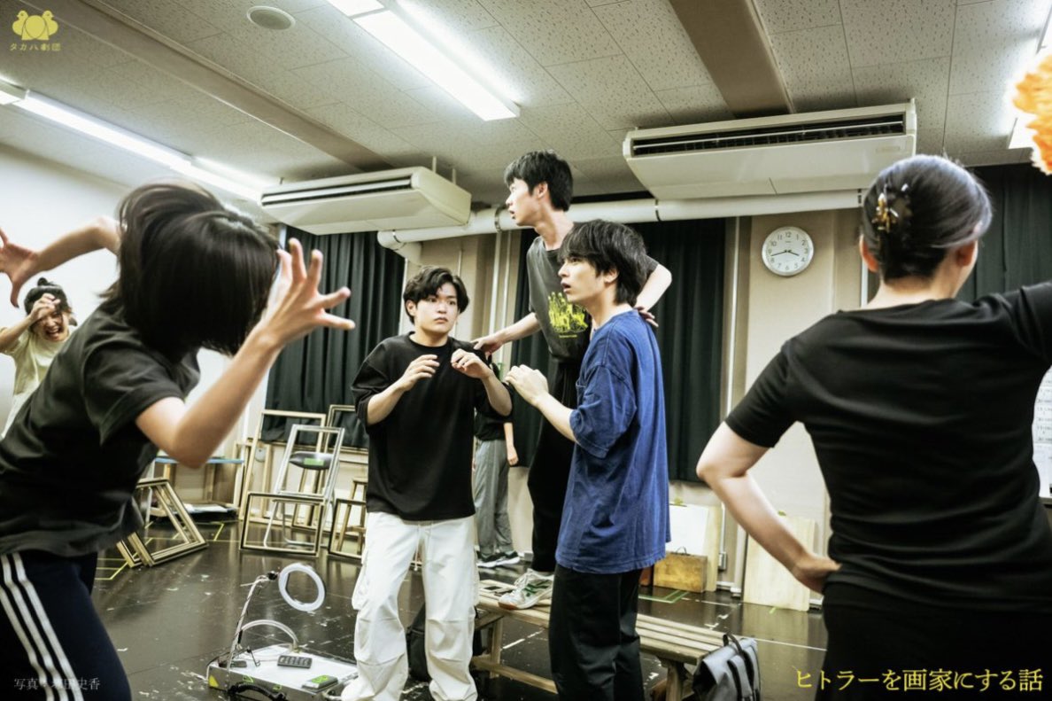 aowatanabe1014's tweet photo. 今年も残り4日...！
夏に上演された『#ヒトラーを画家にする話』、
本日より配信が開始いたしました🎉㊗️

若さゆえの未熟さ、無謀さ、突っ走り方。
その中にある熱さも笑いも。
沢山の方にお届けしたいものだけが詰まっています。

1年の疲れも悪いものも、皆様と一緒に笑い飛ばせたら嬉しいです🤣 https://t.co/TYJUFmHlvp