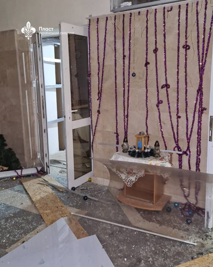 PLAST__UA's tweet photo. “Це на Херсонському вокзалі. Влетіло поруч, вокзал постраждав, а лампадка ваша стоїть💔”, — написали нам із Укрзалізниці.

Цей випадок — свідчення стійкості та незламності, які не можуть бути зруйновані ніякою силою. https://t.co/TVfBZWhNoV
