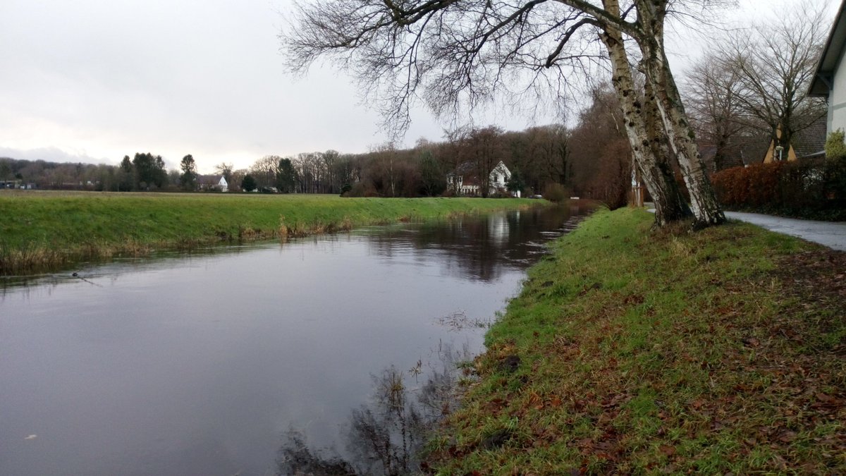 wetter_x's tweet photo. #Hochwasser Update #Lilienthal
Noch mal deutlich zu sehen wie schnell das Wasser für norddeutsche Verhältnisse (Flachland) gestiegen ist.
Zeitraum sogar nur 4 Tage!
Hinweis: Wasser hinter der Deichlinie oben links im Bild rechts, ist das Wümmewasser.
/SH https://t.co/KvoZIpy1UB