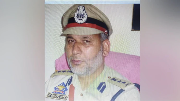 TracTerrorism's tweet photo. Unidentified Militants Shot #MohammadShafiMir, Retired Senior Superintendent of Police (#SSP), While Giving a Call for #Azaan in a #Mosque in Gantamulla, #Sheeri, #Baramulla, Jammu & #Kashmir
Read more: https://t.co/0x9kaZCgBT https://t.co/P7JA0wcZ3x