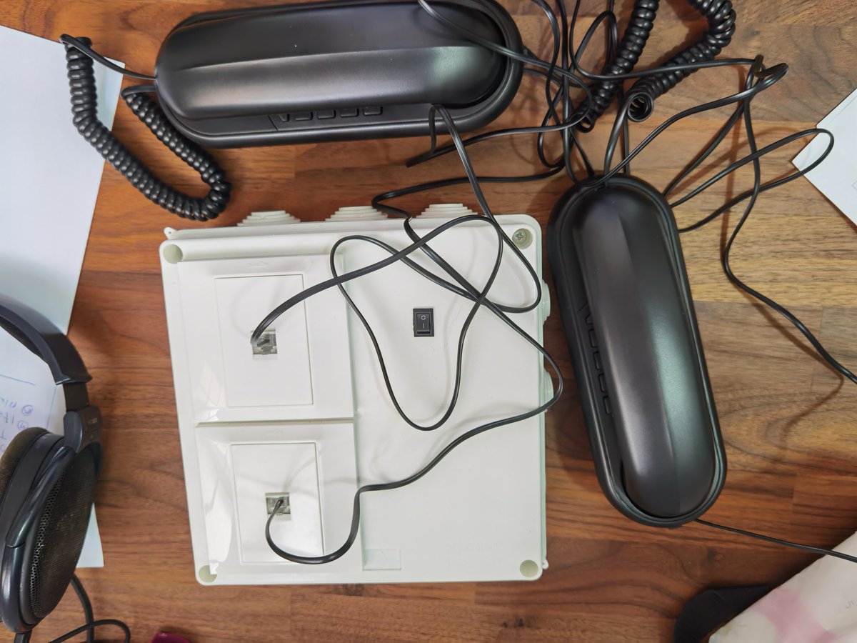 Obaidiaaa's tweet photo. Battery powered Telephone line https://t.co/3ZiHqIgh4N