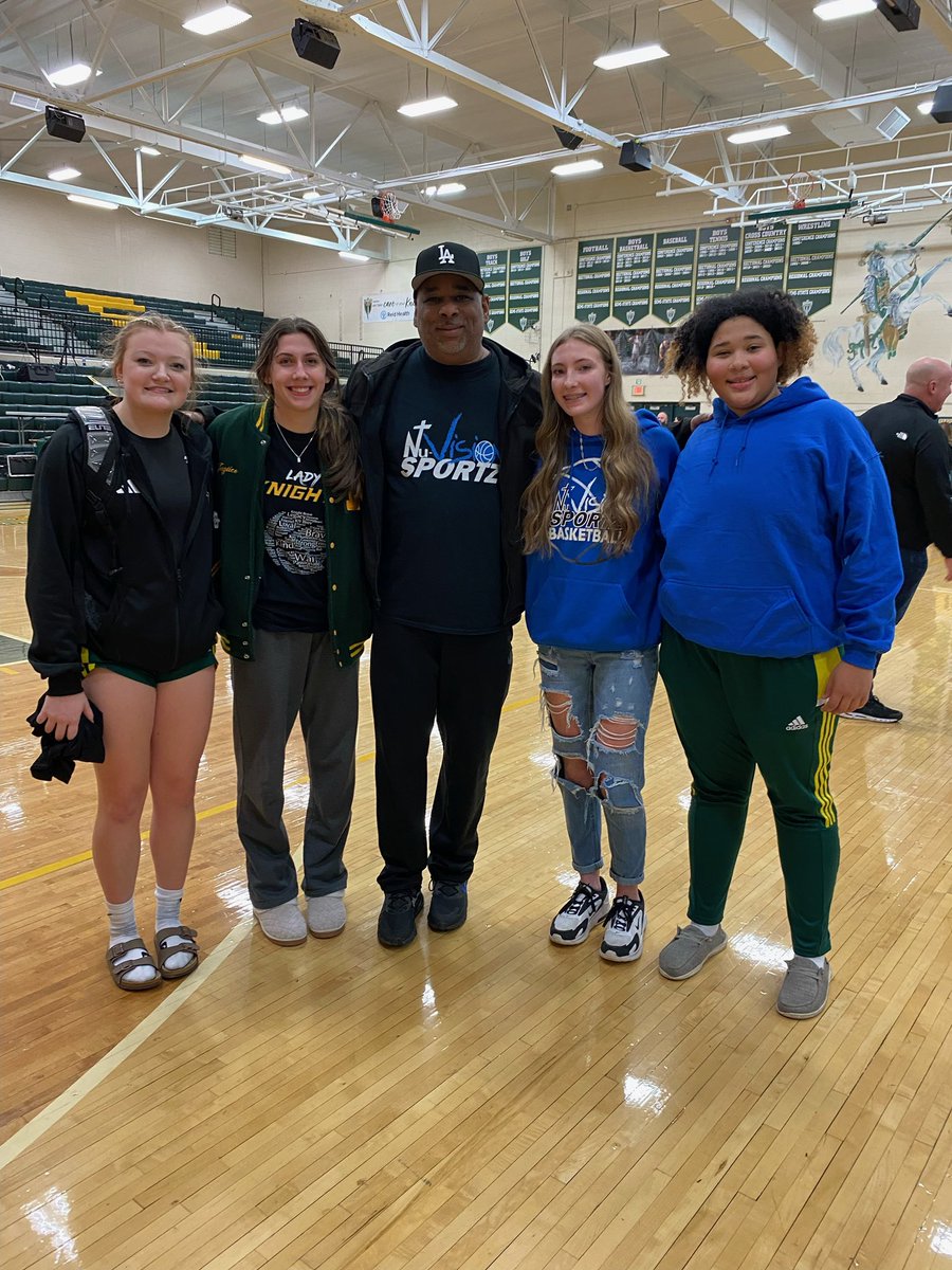 nuvisionAAU's tweet photo. This is what family looks like and what its about getting out and supporting each other and embracing the future!  @JuzticeSlick_  @Jordanritchie25 @camille_angi  #nuvision https://t.co/2DL3UOsHsB