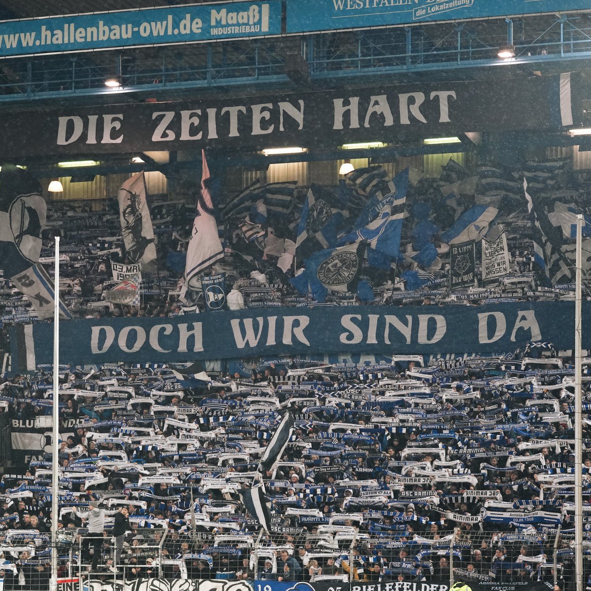 arminia's tweet image. DANKE für eure Unterstützung in 2023! 🖤🤍💙

Es war ein hartes Jahr, aber auf euch war immer Verlass! Im Schnitt 17.500 Zuschauer bei unseren Drittliga-Heimspielen und über 2.000 Arminen, die uns bei den Auswärtsspielen begleiten, das ist nicht selbstverständlich! 🤩
#immerdabei