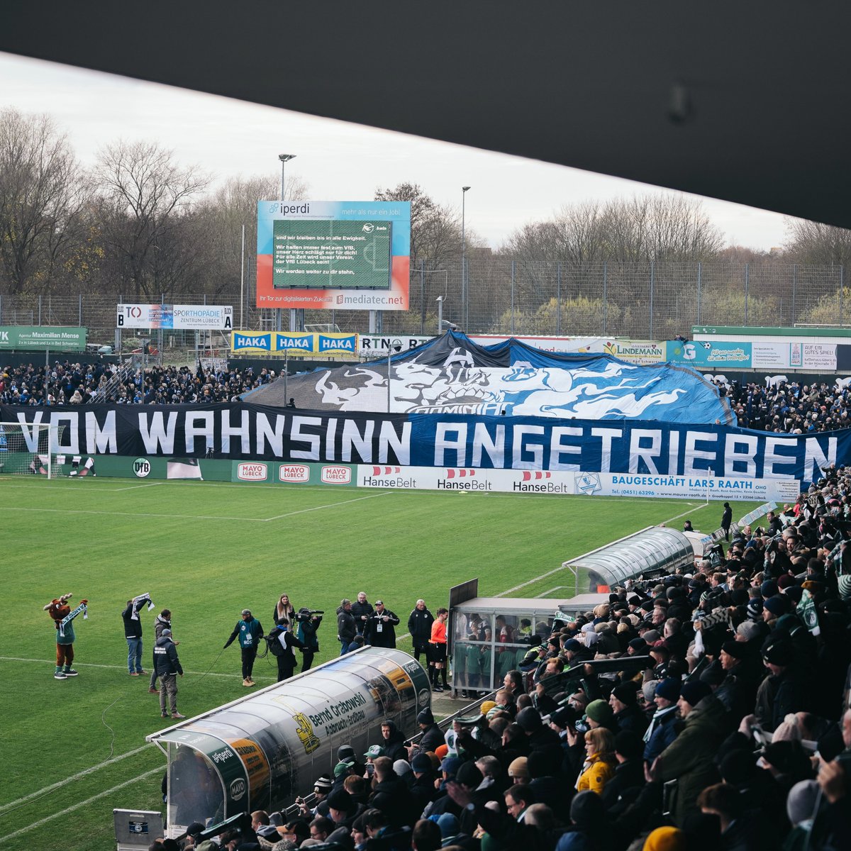arminia's tweet image. DANKE für eure Unterstützung in 2023! 🖤🤍💙

Es war ein hartes Jahr, aber auf euch war immer Verlass! Im Schnitt 17.500 Zuschauer bei unseren Drittliga-Heimspielen und über 2.000 Arminen, die uns bei den Auswärtsspielen begleiten, das ist nicht selbstverständlich! 🤩
#immerdabei