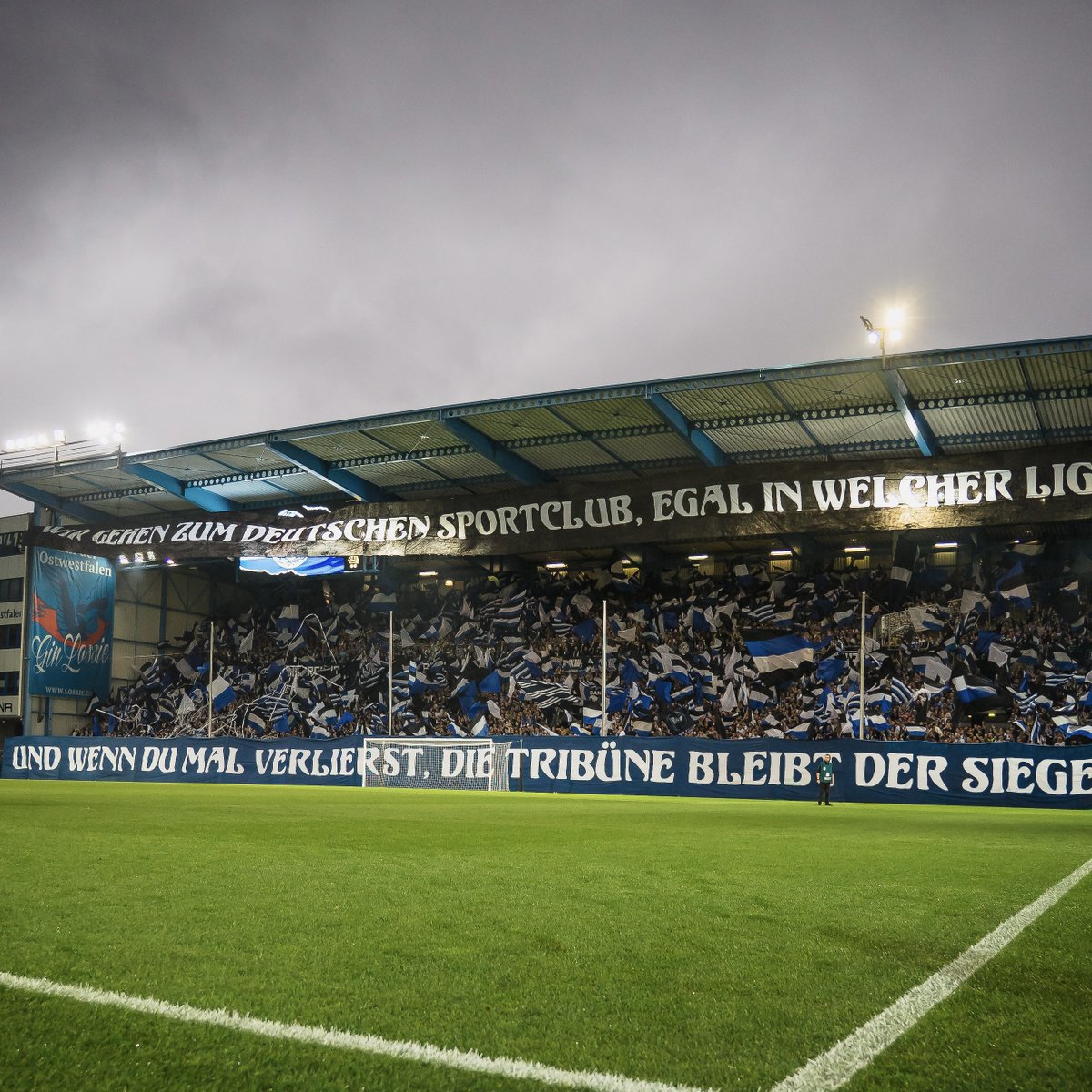 arminia's tweet image. DANKE für eure Unterstützung in 2023! 🖤🤍💙

Es war ein hartes Jahr, aber auf euch war immer Verlass! Im Schnitt 17.500 Zuschauer bei unseren Drittliga-Heimspielen und über 2.000 Arminen, die uns bei den Auswärtsspielen begleiten, das ist nicht selbstverständlich! 🤩
#immerdabei