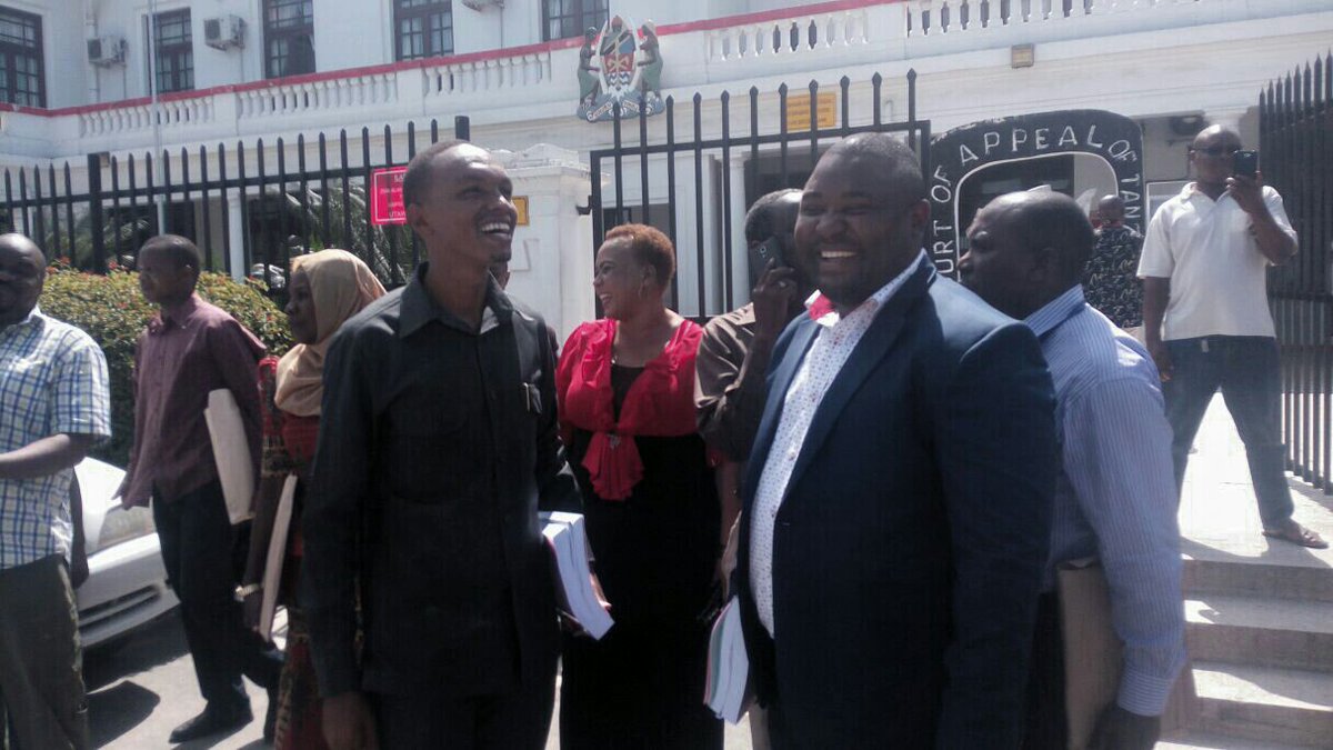 ExMayorUbungo's tweet photo. BIASHARA YA KUUZA KESI NDIYO BIASHARA MPYA..!

Kuna wakati nikiwa Meya halmashauri ya manispaa ya Kinondoni nilikuwa naona kila ifikapo mwisho wa mwezi naletewa taarifa ya  Manispaa kushindwa kesi kutoka kitengo cha sheria.

1.Machale yakanicheza nikaomba kitengo cha sheria kiniandikie taarifa ya kesi zote tulizo shitakiwa na tulizoshitaki na zije kuwasilishwa  katika kikao cha kamati ya fedha na uongozi.

2.Nikaandika barua kwenda TAMISEMI,TAKUKURU na MKOANI kuomba wanasheria waziada wa Kupitia majalada ya kesi zote,

4.Nilijibiwa vizuri na kupewa ushirikiano kwa kupewa wanasheria wa kuisaidia halmashauri ya manispaa ya Kinondoni wapatao watano,Wawili kutoka TAMISEMI 

3.Baadae timu ya Wanasheria kutoka TAMISEMI, MKOANI,na KATUKURU ikaleta taarifa yake baada ya kupitia kesi zote katika kikao cha kamati ya fedha na uongozi.

4.Matokeo ya ile taarifa yalikuwa ni ya kuhuzunisha sana,baadhi ya kesi zilikuwa zinasikilizwa "experte" upande mmoja bila uwepo wa  Wanasheria wa halmashauri ya manispaa ya Kinondoni.

5.Baadhi ya kesi  Majaji wa  Mahakama ya rufaa,Mahakama kuu na Mahakimu walikuwa wana "doubt" tilia shaka uwezo wa Mawakili wetu wa Halmashauri wawapo mahakamani katika uwasilishaji wa hoja zao.

6.Baadhi ya kesi tulikuwa tunakata rufaa nje ya muda kwa makusudi kumpa mdai wetu unafuu au ushindi kwa makusudi.

7.Nikathibitisha mali na pesa za serikali ni kama shamba la bibi,hakunaga mwenye uchungu nazo wajanja wachache walikuwa wanajipatia pesa nyingi kupitia fidia za kushindwa kesi.

8.Baadhi ya kesi maarufu zilizo uzwa kizembe sababu ya Kukosa uwakilishi Mahakamani na Kushindwa kwa uzembe ni 
1.kesi ya Uwekezaji wa Jengo la Makazi ya zaidi ya familia moja ya biashara (Oysterbay Villa apartments).
2.Manispaa ya Kinondoni Vs Q consult (Manji).
3.Mkataba wa Jengo la uwekezaji la biashara stendi ya Makumbusho.

9.Baadhi ya kesi nililazimika kuunganisha nguvu mimi na Mkuu wa wilaya ya Kinondoni wakati ule Ally Hapi kwenda wenyewe kukataia rufaa kwa Masajili wa Mahakama yarufaa
 ( hapo napo kuna Jambo zito  sana nililiona  nitazungumza siku nyingine).
10.Namna ya Kudhibiti upigaji au biashara ya kuuza kesi zipo mbili

1.Kuzuia Watu wachache kufanya maamuzi yatakayosababishia hasara serikali.
(kuzuia kutengeneza mazingira ya kesi)

2.Kesi zinapokuwa zimefunguliwa,Wanasheria wanaowakilisha kesi kuundiwa timu mchanganyiko kutoka idara mbalimbali za serikali

(kuzuia wanaosababisha kesi kuendesha kesi)

MAAJABU KATIKA HIZI KESI ZA SERIKALI TUNAZOSHINDWA

1.Tangu nianze kusikia serikali kushindwa kesi za kimataifa hatujawahi kusikia Waliosababisha kesi kuchukuliwa hatua.

2.Tangu tusikie mali za serikali (ndege) kukamatwa hatujawahi kuona serikali ikipangua ofisi ya Mwanasheria mkuu kama sehemu ya kuwawajijibisha.

3.Hatujawahi kusikia zabuni ya Mawakili wa Kimataifa na njia wanazopatikana kukodiwa na serikali ktk Mahakama za kimataifa.

4.Timu ya Wanasheria wetu ni ile ile kwa miaka 6,kwa kesi zote hawabadilishwi pamoja na kushindwa kesi kila siku.

inamaa kocha huoni sababu ya kubadili kikosi chako pamoja  kufungwa kila siku..?

Hii ni biashara ya watu,na njia mpya ya kupata pesa kirahisi sana.

Kwa bahati mbaya sana Idara ya usalama wa Taifa (TISS) wapo bize sana na siasa tu,kuliko maslahi ya nchi.

 Au huenda hawasikilizwi na wamekata tamaa au wamekosa uzalendo au na wao ni sehemu ya mfumo ulio oza wa kupiga dili na kujali maslahi yao binafsi.

Boniface Jacob 
Ex mayor Kinondoni & Ubungo.