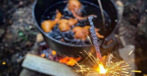 Het is bijna nieuwjaar dus oliebollen tijd!
Natuurlijk doen we dat bij OutdoorOnly in stijl.
Jelle deelt zijn Oliebollen recept bushcraft stijl.

outdooronly.nl/oliebollen-uit…