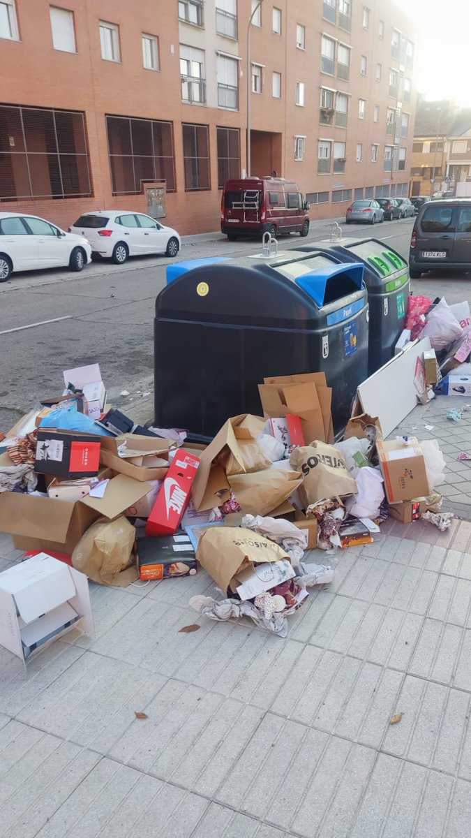 Las aceras se han convertido directamente en cubos de  basura, no hay control, incapaces de echar nada dentro de los contenedores, la ley del mínimo esfuerzo nos perjudica a todos, ojo  vecino@s y comercios! degradando los barrios lo pagaremos todos.