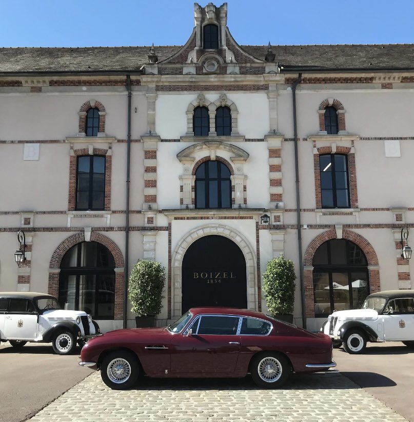 DB6… such a practical car to collect the New Year’s Eve champagne 😉
#db6 
#astonmartindb6 
#astonowners 
#aston
#champagnelife 
#boizelchampagne 
#lovecars 
#pistonheads