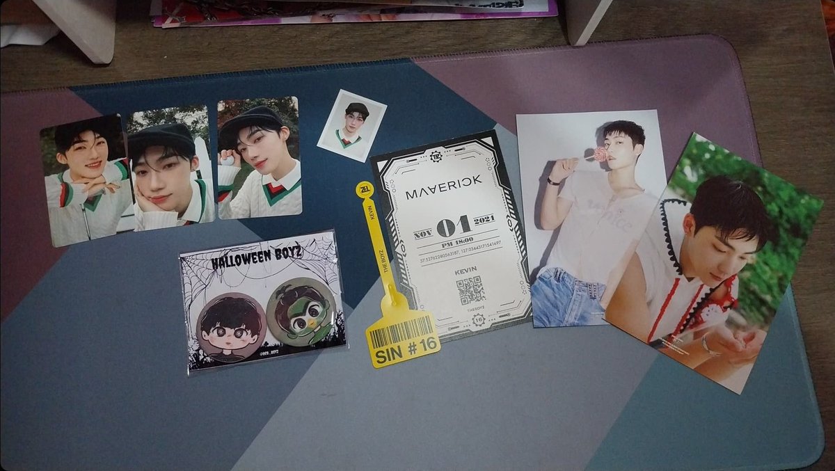_journalaine's tweet photo. me: *having a bad day, tulala buong araw*
j&t: "delivery po"
the delivery:
THANK YOU SO MUCH, ate @deo_b0yz huhu grabe parang nanalo ako sa lotto HAHAHAHAHA the kevnyu official merchs tapos sunkyu pin? perfect combo ng bias line ko ๐ญ๐ซถ day made happy ๐ฅบ
#Thanks_tin https://t.co/sd5eBlbdVv