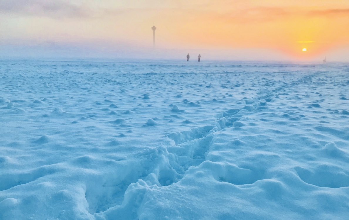 Walking on a snow-covered lake in #Finland is like stepping onto the surface of the moon, with each step creating a soft, silent crunch beneath your boots. ❄️⛄ Did you know that snow has a remarkable ability to dampen sound, creating a quieter environment? 📸 @RonanBrownen