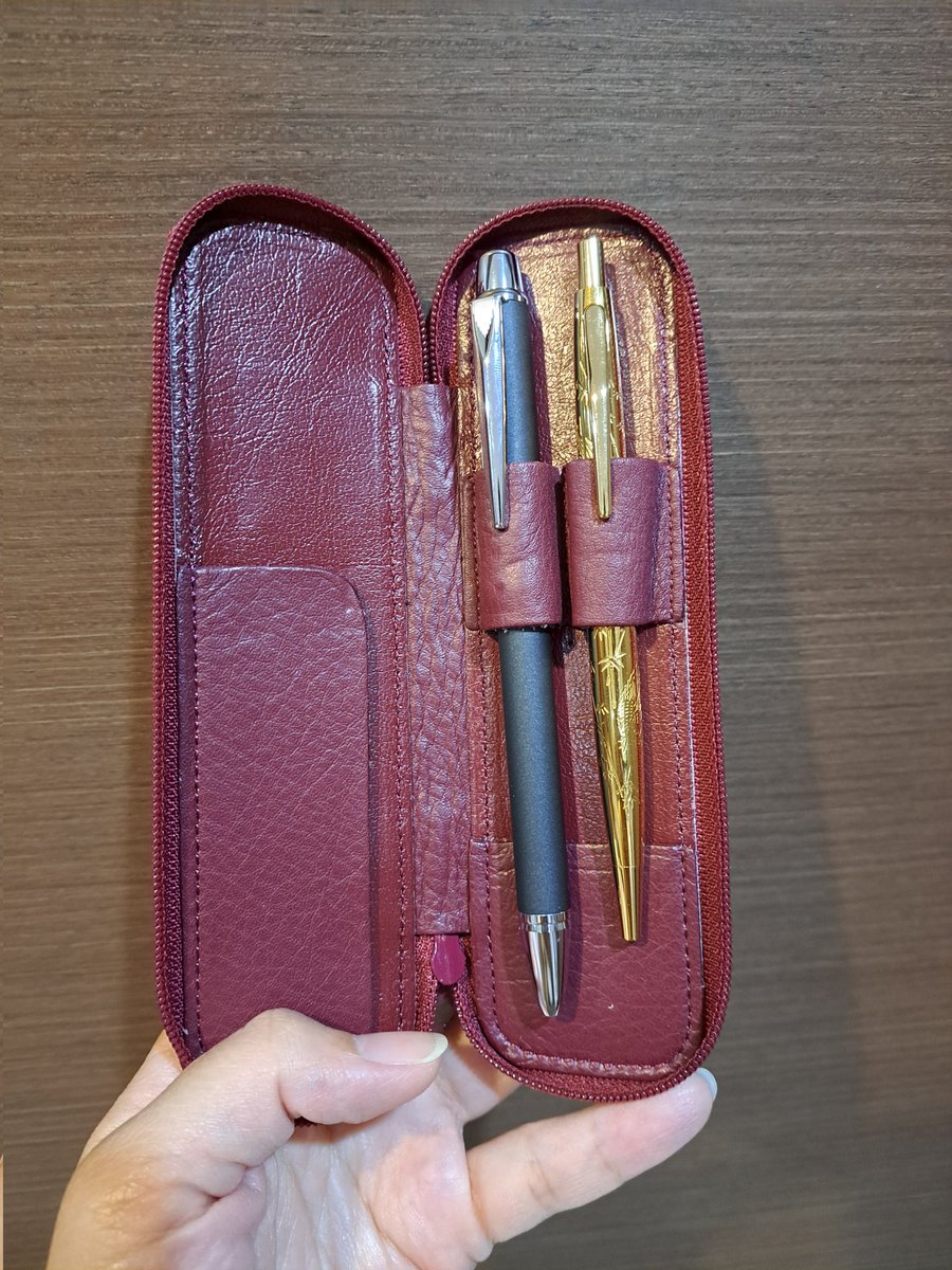 riyumikokoa's tweet photo. 曬一下今年收到的生日禮物。
今天又老一歲啦。雖然覺得今年的自己已經很努力了，但是距離目標還有很遠的距離。
明年會更加油的！
謝謝推上的朋朋一直幫我按愛心和轉推，之後也會努力創作新作品跟大家分享😊 https://t.co/OBmoyRd2hu