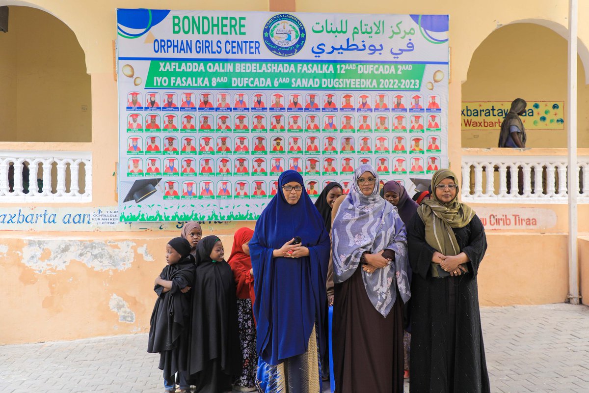 SONNALIVE's tweet photo. The Somali National Disaster Management Agency (SoDMA) delivered a lifeline of food supplies today to the Orphan Girls' Care Center in #Bondhere. Hundreds of vulnerable girls, including orphans and those from impoverished families, received much-needed support. https://t.co/a5tfPSeiCp