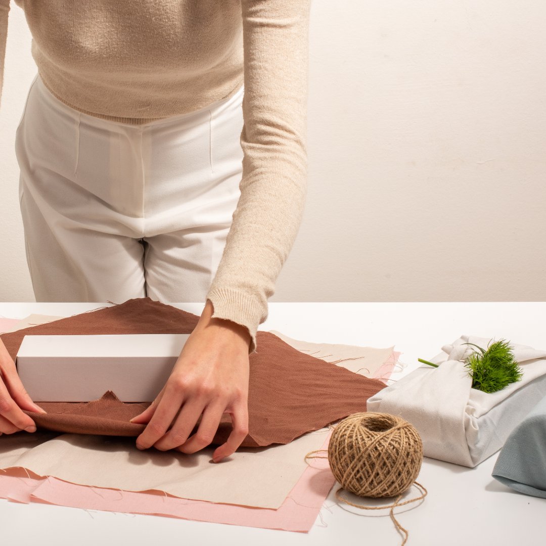 consorcibages's tweet photo. Idees 🎁🎁🎁 per no generar tants residus:
🎀 Reaprofiteu paper, llaços i ornaments
✂️ Amb una mica de traça, retalls de roba o diaris vells poden ser el vostre millor aliat
♻️Si necessiteu bossa, de roba! Després es podrà reutilitzar
#reutilitza #sostenibilitat https://t.co/yCXb99R02C