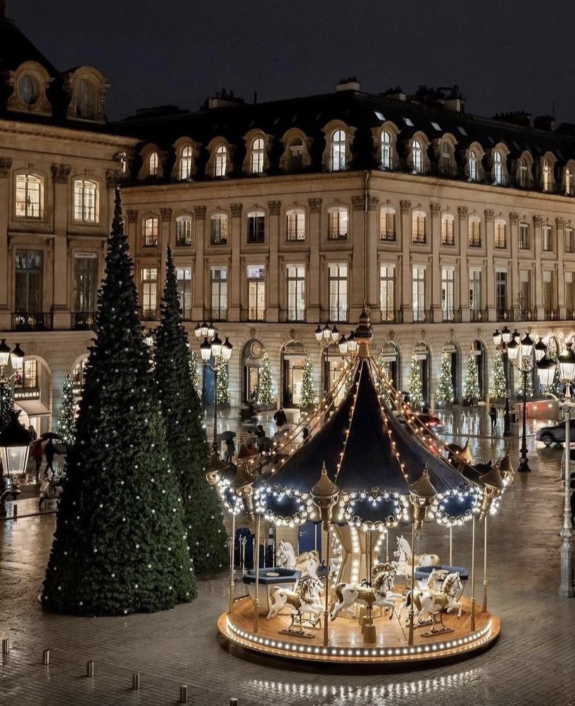 W0rld2026's tweet photo. Paris by night https://t.co/YDBdT6GjaB