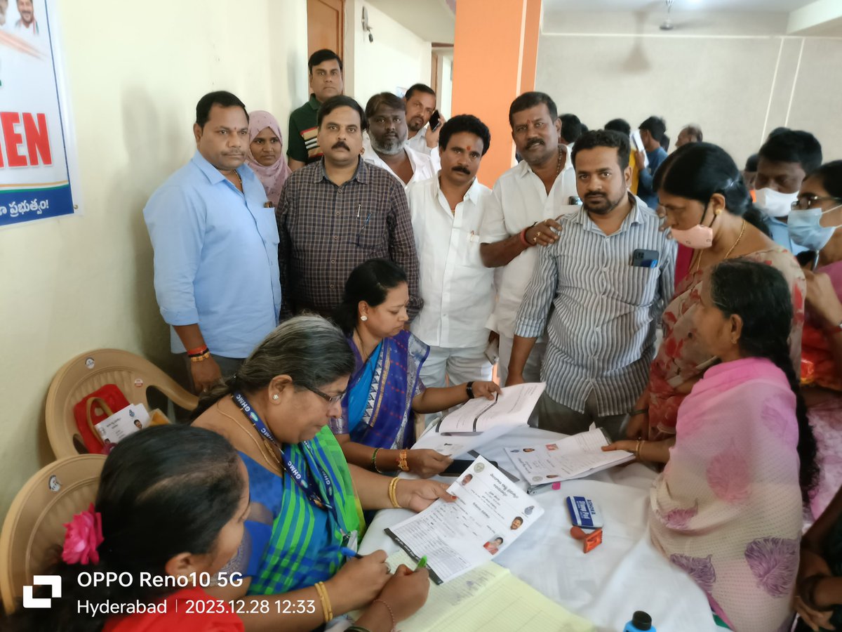 PravveenB's tweet photo. ఈ రోజు చిల్కానగర్ డివిజన్ పరిధిలో రాష్ట్ర ప్రభుత్వం ప్రజా పాలన పేరిట అభయహస్తం 6 గ్యారెంటీల పథకాల దరఖాస్తుల స్వీకరణ ప్రారంభోత్సవ లో భాగంగా చిల్కానగర్  మహిళా భవన్ కేంద్రాన్ని ప్రారంభించిన కార్పొరేటర్ బన్నాల గీత ప్రవీణ్  @KTRBRS @GHMCOnline @ZC_LBNagar @BRSparty @GadwalvijayaTRS https://t.co/H8HvcMum8o