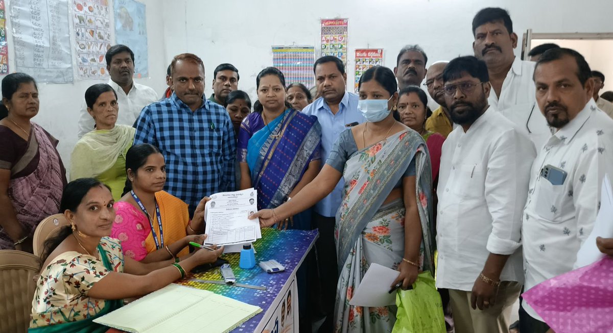 PravveenB's tweet photo. ఈ రోజు చిల్కానగర్ డివిజన్ పరిధిలో రాష్ట్ర ప్రభుత్వం ప్రజా పాలన పేరిట అభయహస్తం 6 గ్యారెంటీల పథకాల దరఖాస్తుల స్వీకరణ ప్రారంభోత్సవ లో భాగంగా చిల్కానగర్  మహిళా భవన్ కేంద్రాన్ని ప్రారంభించిన కార్పొరేటర్ బన్నాల గీత ప్రవీణ్  @KTRBRS @GHMCOnline @ZC_LBNagar @BRSparty @GadwalvijayaTRS https://t.co/H8HvcMum8o