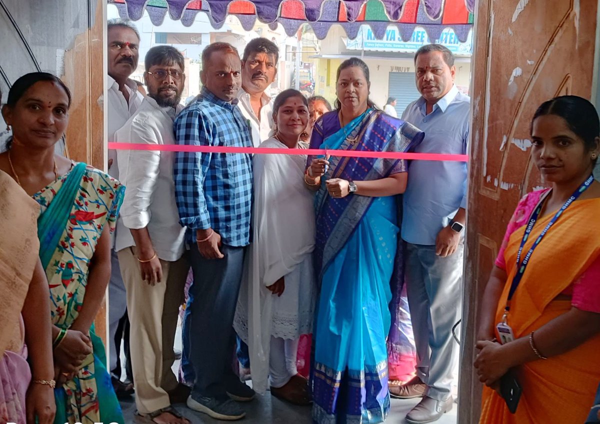 PravveenB's tweet photo. ఈ రోజు చిల్కానగర్ డివిజన్ పరిధిలో రాష్ట్ర ప్రభుత్వం ప్రజా పాలన పేరిట అభయహస్తం 6 గ్యారెంటీల పథకాల దరఖాస్తుల స్వీకరణ ప్రారంభోత్సవ లో భాగంగా చిల్కానగర్  మహిళా భవన్ కేంద్రాన్ని ప్రారంభించిన కార్పొరేటర్ బన్నాల గీత ప్రవీణ్  @KTRBRS @GHMCOnline @ZC_LBNagar @BRSparty @GadwalvijayaTRS https://t.co/H8HvcMum8o