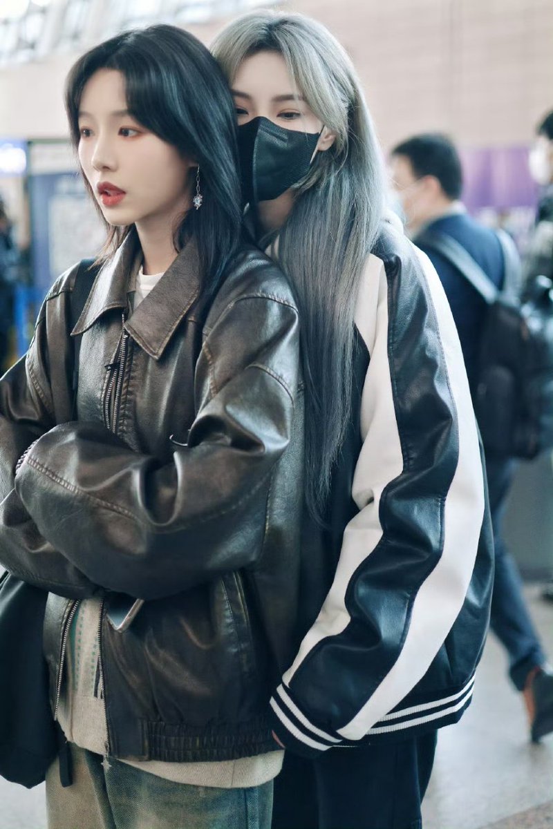 Feiveel13's tweet photo. 231228 🛬 yuncheng
Two gua's of SII being adorable
#mayuling #youmiao https://t.co/wqe8W0VFLE