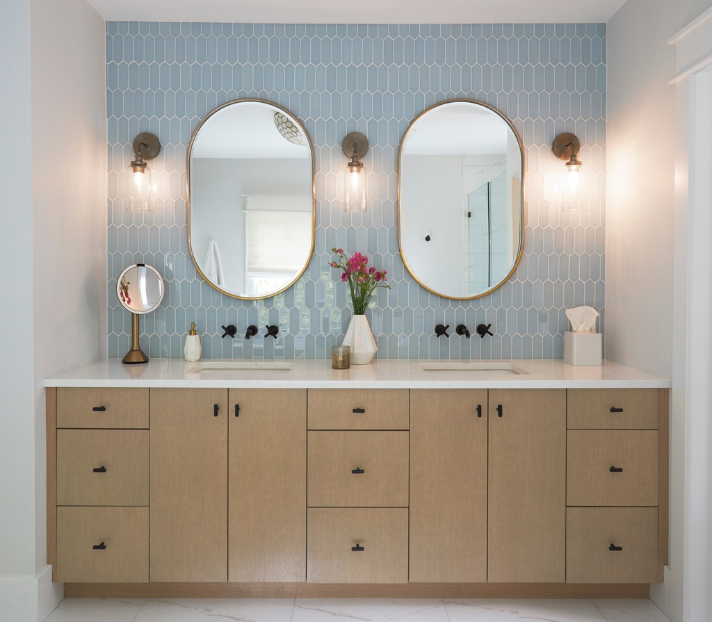 Master Bath vanity PERFECTION!

#bathroomdesign #customcabinetry #bathroomvanity #dualvanity 

Photo #michaelakaskel 
Architect @Kipnisarch
Cabinetry @durasupreme