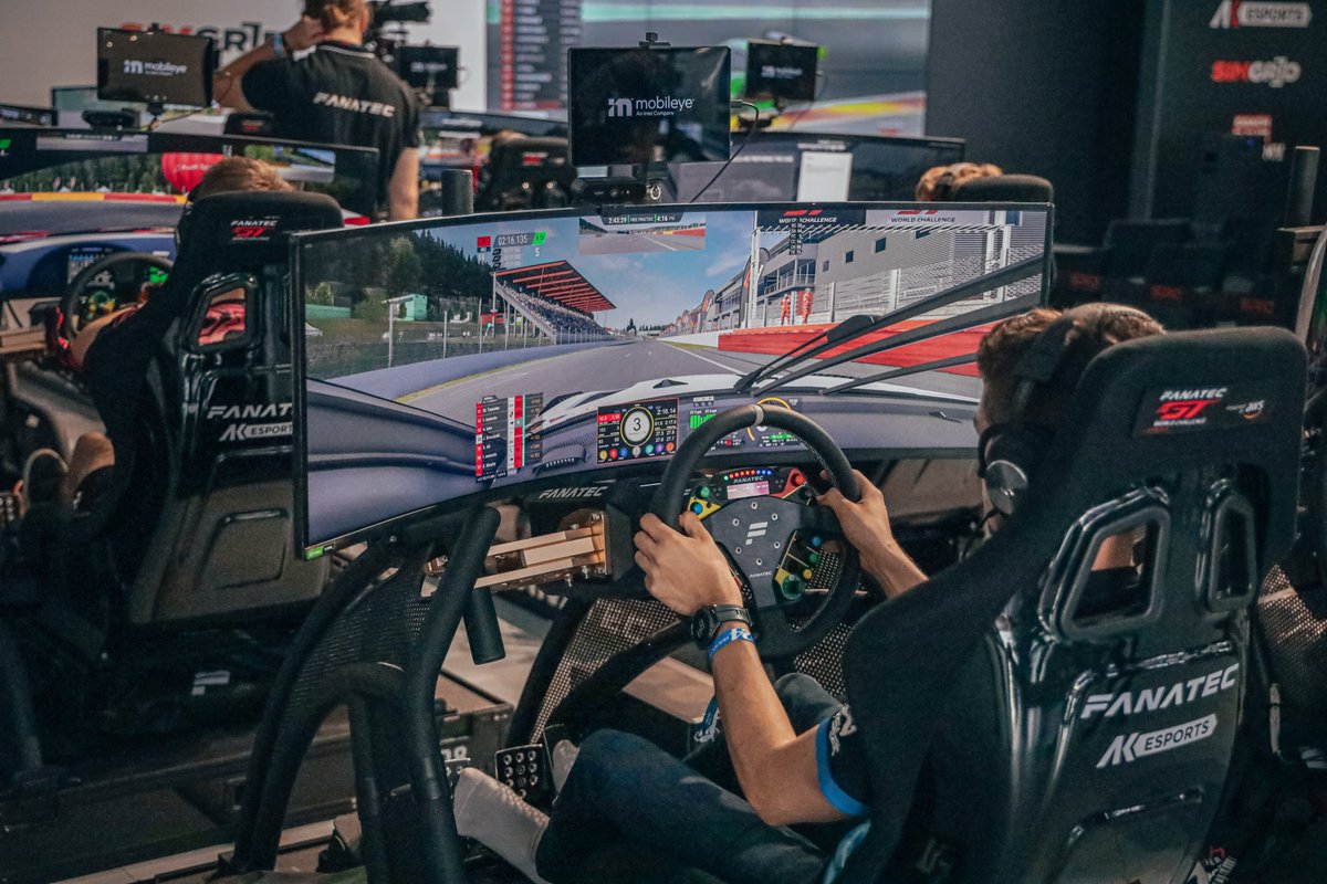 Did you guys get any cool simracing gear for Christmas? Share it in the comments 😎 If you haven't, feel free to visit @fanatec's website and take care of the business yourself 🫡 fanatec.com/eu-en/ #WilliamsEsports
