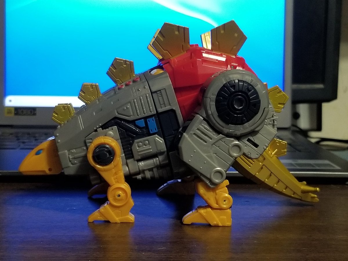 MoggyZpartuss's tweet photo. Late X MAS gift, heck yeah! SS Snarl #snarl #dinobot #autobot #transformers #studioseries #upgrade #xmas #yusss #hooray https://t.co/6dhEerSnT1